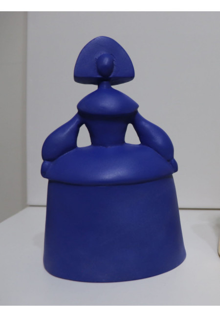 Menina Azul de resina echa a mamo