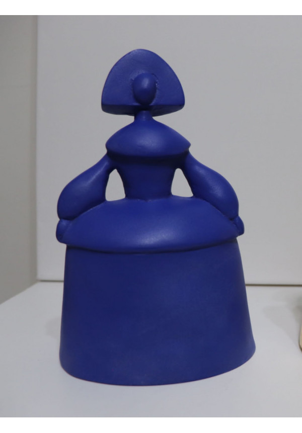 Menina Azul de resina echa a mamo