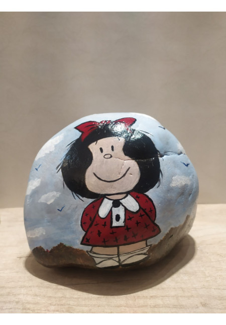Piedra Natural Mafalda Pintada a mano. Pintura acrílica en piedra, pela artista Pilar Sánchez. 17x14x11 cm.