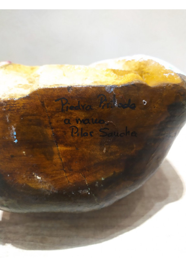 Piedra Natural Mafalda Pintada a mano. Pintura acrílica en piedra, pela artista Pilar Sánchez. 17x14x11 cm.