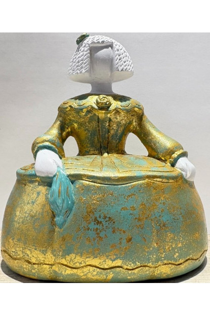 Figura Menina 18cm,echa de escayola con pintura a la tiza con dorado en pan de oro