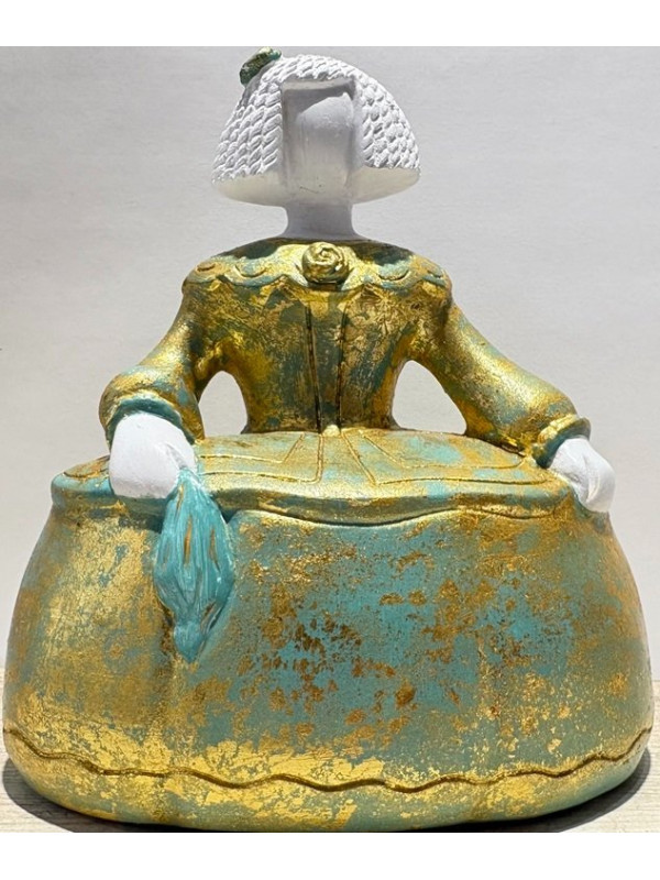 Figura Menina 18cm,echa de escayola con pintura a la tiza con dorado en pan de oro