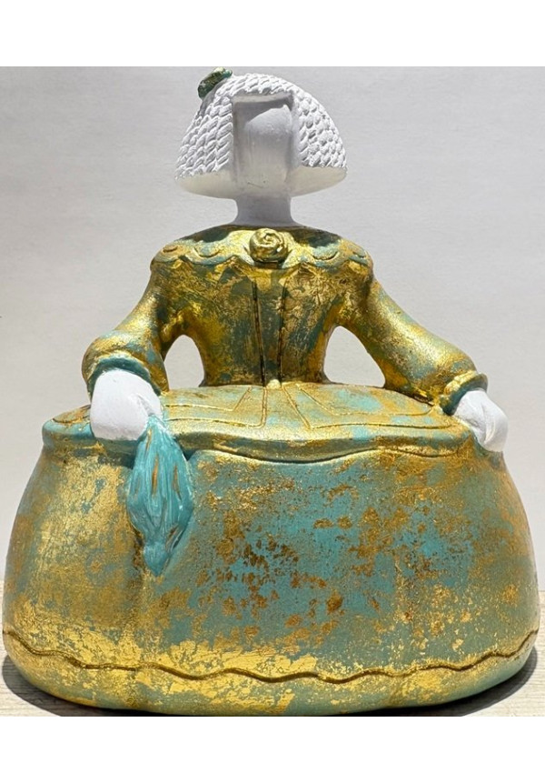 Figura Menina 18cm,echa de escayola con pintura a la tiza con dorado en pan de oro
